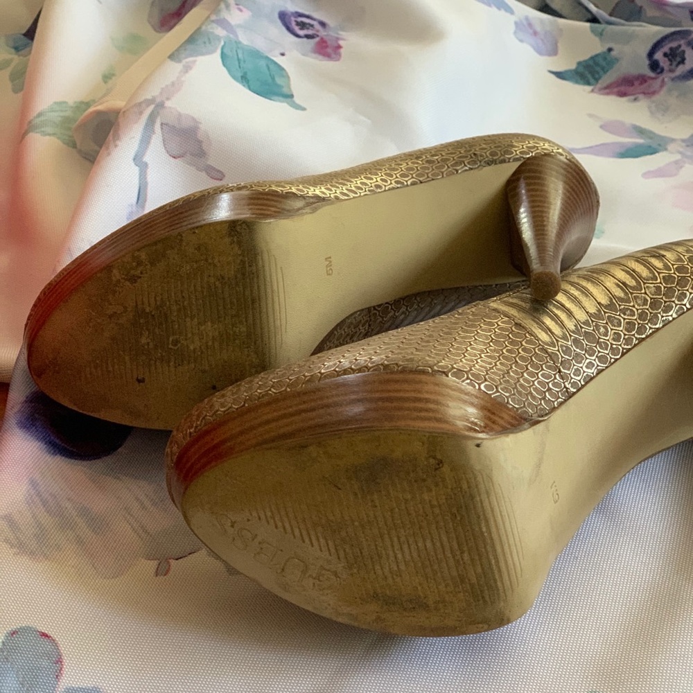 Guess Pumps - image 4
